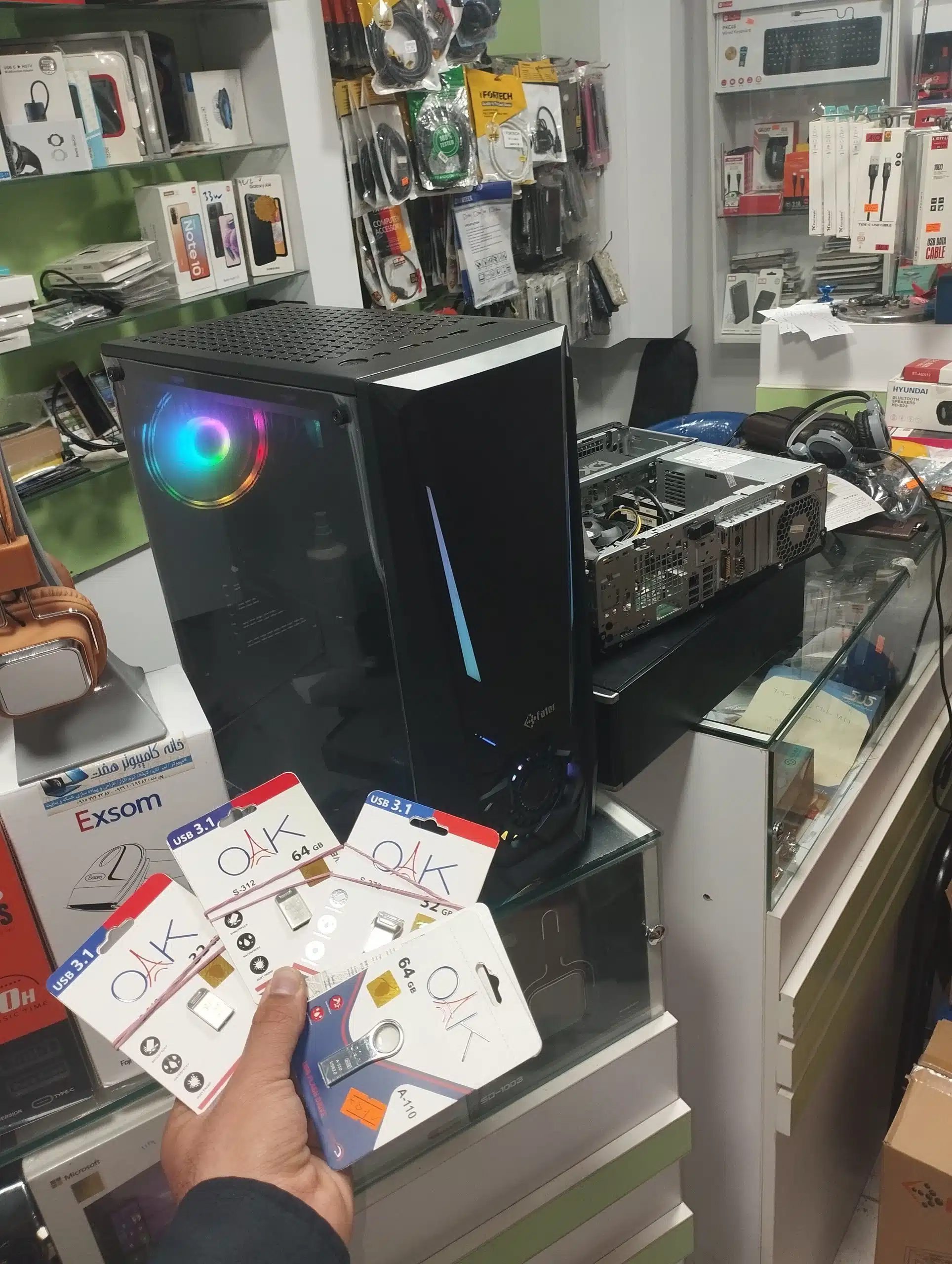 سخت افزار کامپیوتر یکی از موضوعات کلیدی در دنیای فناوری اطلاعات و ارتباطات است. در دنیای امروز، با پیشرفت های روزافزون تکنولوژی، شناخت و درک سخت افزار کامپیوتر برای هر کسی که به دنبال استفاده بهینه از دستگاه های خود است، ضروری به نظر می رسد. بیایید نگاهی عمیق تر به این موضوع بیندازیم و ببینیم که سخت افزار چیست و چرا اینقدر اهمیت دارد.