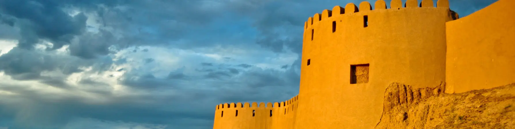 سفر از بجنورد تا اسفراین تجربه ای ساده و دلنشین است؛ جاده ای که از دشت ها و تپه های شمال خراسان می گذرد و بین شهرها ارتباط روزمره برقرار می کند. این نوشته راهنمایی کاربردی و دوستانه درباره فاصله، مسیرها، گزینه های حمل ونقل و مخصوصاً معرفی سرویس های محبوب مانند تاکسی خطی عزیزی و تاکسی زرد را ارائه می دهد تا برنامه ریزی سفر بین این دو شهر راحت تر و مطمئن تر شود.فاصله بجنورد تا اسفراینفاصله زمینی بین بجنورد و اسفراین تقریباً بین 80 تا 100 کیلومتر است و بسته به مسیر انتخابی و شرایط ترافیک، زمان سفر با خودرو یا تاکسی بین 1 تا 1.5 ساعت طول می کشد.جاده ها اکثراً آسفالته و قابل قبول هستند؛ در فصول سرد یا بارندگی شدید، احتیاط بیشتری لازم است چون بخشی از مسیر ممکن است مه گیر یا لغزنده شود.مسیرهای بین شهری بین این دو شهر معمولاً از کنار روستاها، مزارع و تپه ماهورهای محلی عبور می کنند؛ مناظری ساده و آرام که در سفرهای کوتاه بین شهری حس خوبی به همراه دارد.برای کسانی که به دنبال کوتاه ترین مسیر هستند، استفاده از راه اصلی و پایانه مسافربری بجنورد معمولاً سریع ترین انتخاب است. رانندگان محلی و تاکسی های خطی مسیریابی خوبی دارند و اغلب بهترین شلوغی ها و زمان بندی ها را می شناسند.معرفی تاکسی زرد و خطی بجنورد اسفرایندر مسیر بجنورد به اسفراین، دو گزینه محبوب حمل ونقل عمومی عبارتند از «تاکسی زرد» (کارهایی شبیه به سرویس های تاکسی رانی شهری برای مسیرهای بین شهری نزدیک) و «تاکسی های خطی» که حرکت منظم و توقف در پایانه ها یا ایستگاه های مشخصی دارند.تاکسی خطی عزیزی یکی از نام هایی است که میان مسافران محلی شناخته شده و به خاطر سرویس منظم، رانندگان آشنا و نوعی اطمینان در سفر روزانه محبوبیت دارد. این تاکسی ها معمولاً از پایانه مسافربری بجنورد حرکت می کنند و در مقصد اسفراین، در نقاط مشخصی مانند پایانه یا میدان مرکزی توقف دارند.مزیت تاکسی خطی عزیزی نسبت به اتوبوس های بین شهری، انعطاف بیشتر در زمان بندی و سرعت بالاتر حرکت است؛ مسافرانی که عجله دارند یا دوست دارند زودتر به مقصد برسند اغلب از این گزینه استفاده می کنند. در عین حال کرایه تاکسی خطی معمولاً از اتوبوس گران تر ولی از تاکسی دربست ارزان تر است.نحوه دسترسی و زمان بندیبهترین نقطه برای سوار شدن به تاکسی های خطی پایانه مسافربری بجنورد یا ایستگاه های مشخص در مرکز شهر است. حضور در پایانه حدود 10 تا 20 دقیقه قبل از حرکت مرسوم است تا صندلی مناسب و فضای بار تضمین شود.تاکسی زردها و خطی ها در ساعت های اوج مسافر (صبح زود و بعدازظهر تا عصر) تعداد بیشتری حرکت دارند. اگر سفر شما در تعطیلات آخر هفته یا ایام پیک باشد، توصیه می شود زودتر خود را به پایانه برسانید.بعضی رانندگان خطی ساده و محلی هستند و شماره تماس یا کانال اطلاع رسانی ندارند؛ اما تاکسی های شناخته تر مثل تاکسی خطی عزیزی اغلب سازوکارهای ساده تری برای هماهنگی دارند—مثلاً دفتر یا نماینده در پایانه که می توان نزد او رزرو یا سؤال کرد.قیمت، بار و نحوه پرداختکرایه ها بستگی به نوع وسیله، حجم بار و زمان حرکت دارند؛ به طور کلی، تاکسی های خطی کرایه ای منطقی و قابل قبول دریافت می کنند. تاکسی خطی عزیزی معمولاً نرخ رقابتی دارد و مسافران عادی از شفافیت قیمت راضی هستند.برای بارهای حجیم یا تعداد زیاد کیف و چمدان، بهتر است قبل از سوار شدن با راننده یا مسئول پایانه هماهنگ کنید. اغلب تاکسی های خطی فضای بار محدودی دارند و در صورت لزوم هزینه اضافی بابت بار دریافت می شود.پرداخت نقدی مرسوم است اما در برخی موارد، امکان پرداخت کارت کشی یا انتقال وجه از طریق کارتخوان در پایانه وجود دارد؛ بهتر است پول نقد همراه داشته باشید تا در مواقعی که امکان الکترونیکی نیست، مشکلی پیش نیاید.امنیت و راحتی سفرتاکسی های خطی و تاکسی زرد معمولاً رانندگان محلی و آشنا به مسیر دارند که تجربه رانندگی در شرایط متغیر جاده ای را دارند. سفرها در روز ایمن ترند و در شب های بسیار تاریک یا شرایط نامناسب جوی احتیاط بیشتری لازم است.نکات ساده ای برای راحتی بیشتر: رسیدن به نقطه سوارشدن 10–15 دقیقه زودتر، بسته بندی مناسب بار، همراه داشتن پوشاک برای تغییرات دمایی، و ذخیره شماره ای از مسئول یا نماینده تاکسی برای مواقع اضطراری.رفتار دوستانه رانندگان در مسیرهای کوتاه بین شهری معمول است، مخصوصاً در سرویس هایی مثل تاکسی خطی عزیزی که مشتریان ثابت زیادی دارند و رابطه ای مبتنی بر اعتماد شکل گرفته است.تجربه مسافری و نکات محلیتجربه شخصی بسیاری از مسافران نشان می دهد که مسیر بجنورد تا اسفراین گزینه ای عالی برای سفرهای کوتاه تفریحی یا اداری است؛ صبح حرکت کنید و عصر به مقصد برسید تا از روشنایی روز برای دیدن مناظر استفاده شود.در اسفراین، بازار محلی و غذاهای سنتی محلی تجربه ای ارزشمند است؛ همین که پیاده در بازار بگردید و خوراکی های محلی را امتحان کنید، حس واقعی شهر برایتان ملموس تر می شود.رانندگان خطی اغلب اهل صحبت و شوخی اند؛ اگر اهل شنیدن قصه های محلی باشید، در این مسیر می توان لحظات جالبی از فرهنگ و زندگی روزمره شنید.چند نکته عملی برای برنامه ریزی سفراگر در تعطیلات یا روزهای شلوغ به سفر می روید، زودتر برای کرایه یا رزرو اقدام کنید تا از پر شدن ظرفیت جا نمانید.بار سبک ببندید و در صورت داشتن چمدان بزرگ هماهنگ کنید تا تاکسی مناسب بیاید یا فضای بار در پایانه فراهم گردد.در فصل زمستان یا بهار که شرایط جوی متغیر است، زمان بیشتری برای سفر در نظر بگیرید؛ جاده ها ممکن است با برف، یخبندان یا باران روبه رو شوند.برای سفرهای کاری یا رفت و آمدهای منظم، آشنایی با جلسات حرکت تاکسی خطی عزیزی و زمان بندی هایش باعث می شود به خوبی برنامه ریزی کنید و تجربه ای کم دردسر داشته باشید.مزایا و معایب تاکسی خطی نسبت به گزینه های دیگر مزایا:سرعت بیشتر نسبت به اتوبوس های توقف دار و زمان بندی منظم تر نسبت به تاکسی های دربست.قیمت مناسب و انعطاف در توقف ها و تحویل بار.امکان ارتباط نزدیک تر با راننده و دریافت اطلاعات محلی.معایب:فضای محدود برای بارهای بسیار بزرگ یا گروه های بزرگ.در روزهای پیک ممکن است صندلی کافی نباشد.گاهی نداشتن امکانات رفاهی مثل تهویه پیشرفته یا فضای زیاد پا.جمع بندی و توصیه های نهایی سفر از بجنورد تا اسفراین کوتاه، سریع و معمولاً بدون دردسر است، به شرطی که برنامه ریزی ساده ای از قبل انجام شود. تاکسی خطی عزیزی یکی از گزینه های مطمئن و شناخته شده میان مسافران محلی است و اگر دنبال ترکیبی از سرعت، راحتی و قیمت مناسب هستید، انتخاب خوبی محسوب می شود. فضای جاده و خاطرات کوتاه در مسیر از جمله چیزهایی است که سفر را لذت بخش می کند؛ به خصوص اگر صبح زود حرکت کنید و در برگشت از حال وهوای محلی اسفراین بهره ببرید.در پایان، رعایت نکات ایمنی، هماهنگی درباره بار و زمان بندی، و استفاده از سرویس های آشنا مثل تاکسی خطی عزیزی کمک می کند سفر راحت تر و قابل اطمینان تری بین بجنورد و اسفراین داشته باشید.